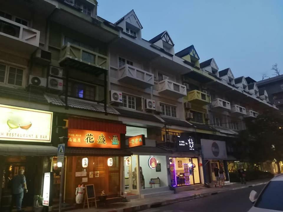 Miku Guesthouse Bangkok Exterior photo